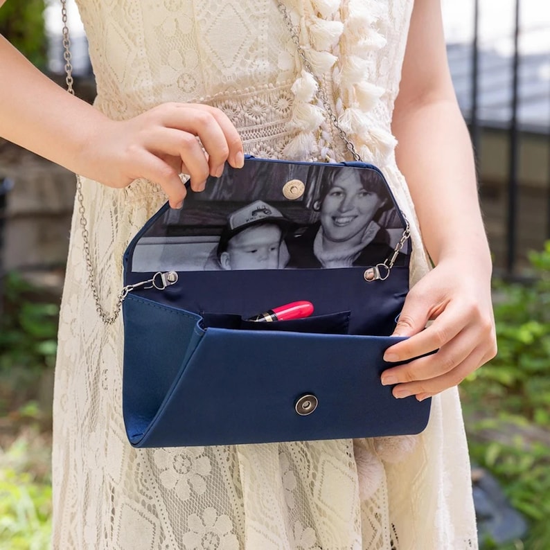 Gepersonaliseerde vlinderdas-koppeling met aangepaste foto, moeder van bruid huwelijkscadeau, iets ouds foto prop portemonnee voor moeder, Moederdag-clutch afbeelding 2
