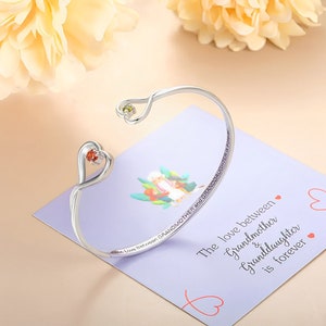 Anpassad gravyr av hjärtarmband med födelsesten, present till mormor/barnbarn,