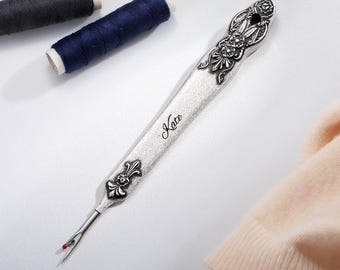 Benutzerdefinierter Name Seam Ripper, maßgeschneidertes Name Nähwerkzeug, Geschenk für Schneider / Näherin / Modedesigner, Vintage Style Gravur Geschenk