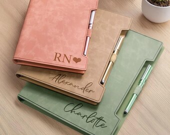 Diario in pelle inciso personalizzato con penna, taccuino A5/B5/A4, agenda in pelle con monogramma personalizzato per il ritorno a scuola, obiettivi per il nuovo anno