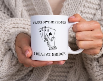 Taza de Bridge de Cerámica de 325 ml: Lágrimas Divertidas de la Gente a la que Gané en Bridge, Artículos para Bebidas y Regalos para Amantes y Aficionados del Bridge