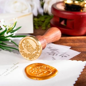 Kit de carimbo de cera com logotipo personalizado com 600 contas de cera, caixa de armazenamento, colher e alça para cartões/cartas elegantes, kit de carimbo de cera para convite de casamento