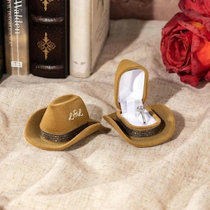 Scatola per anello con cappello da cowboy personalizzata, scatola per anello in velluto con iniziale personalizzata, scatola per gioielli divertente, regalo da cowgirl, fidanzamento/proposta country western