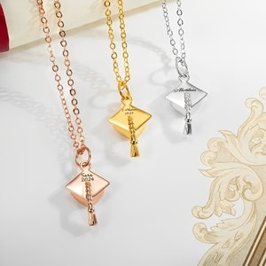 Benutzerdefinierte Gravur Abschlusskappe Charme Halskette, 925 Sterling Silber Anhänger, einzigartiges Schmuck Geschenk für graduierte Frauen