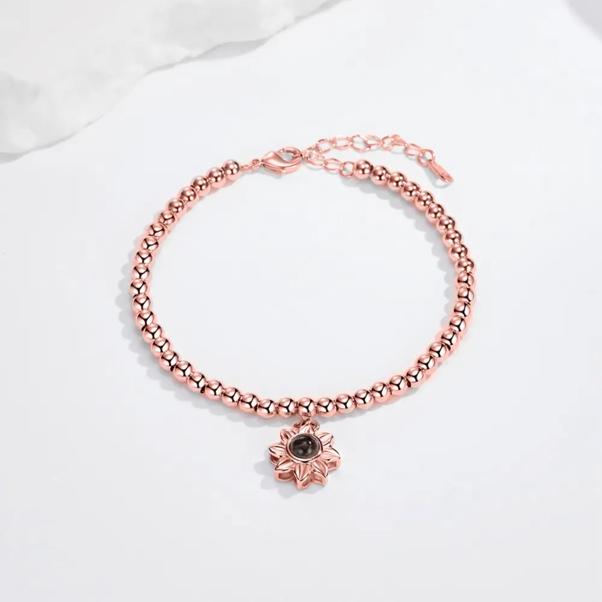 Ragazza Che Indossa I Braccialetti Variopinti Del Telaio Immagine Stock