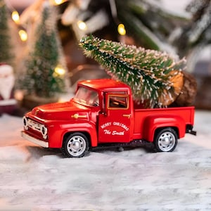 Weihnachtsbaum-Lastwagen mit Personalisierung an Tür, Vintage-Stil Metall Spielzeug-LKW mit individuellem Namen, niedliches Original-Weihnachtswohndekor, Miniaturdekor