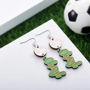 Pendientes deportivos de madera con nombre personalizado, pendientes personalizados para el día del juego, regalo para mamá deportista o fanática del deporte, pendientes para mamá del béisbol