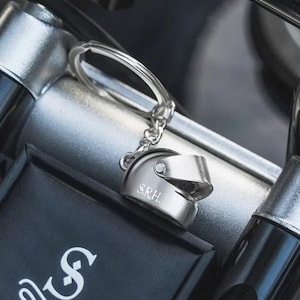 Benutzerdefinierter Name Motorradhelm Schlüsselbund aus Edelstahl mit kundenspezifischer Geschenkbox, personalisierter Biker Schlüsselanhänger, Geschenk für Motorradfahrer / Vater