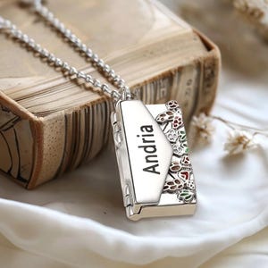Collar con mensaje oculto grabado personalizado, collar con medallón de esmalte con mensaje secreto, collar con carta de amor con flores de colores