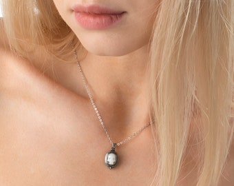 Schädel Perle Medaillon Halskette mit Rückseite Gravur, geschnitzte Perle Schädel Schmuck, personalisierte Gothic Medaillon Halskette, Geschenk für Goth