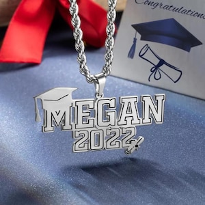Collar de birrete y diploma de graduación con nombre personalizado, de acero inoxidable, con la inscripción "Clase 2024", ideal para graduandos/estudiantes de último año.