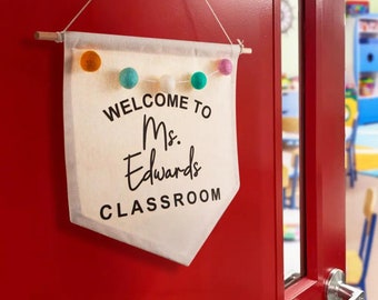 Boho Teacher Door/Wall Hanger con nombre personalizado, cartel de bienvenida al aula de lona con pompones de fieltro coloridos, regalo para la decoración del profesor/aula