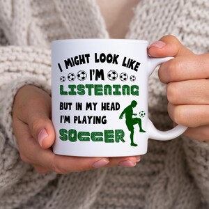 &quot;Lustige Fußballspieler-Tasse, &quot;&quot;Ich könnte aussehen, als ob ich zuhöre, aber in meinem Kopf spiele ich Fußball&quot;&quot;, Fußballspieler-Witzgeschenk, Fußballtrainer-Geschenk.&quot;