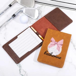 Benutzerdefinierter Name Golf Scorecard-Halter | Pink Coquette Bow Gold Scorecard Leder Hülle | Golf Accessoire Geschenk für Golfer / Brautjungfern
