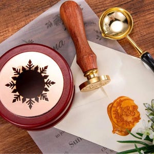 Lakzegelset met aangepast logo voor uitnodigingen en cadeauverpakking - inclusief verwarmingsfornuis, metalen lepel en houten handvat Aangepaste lakzegelstempel