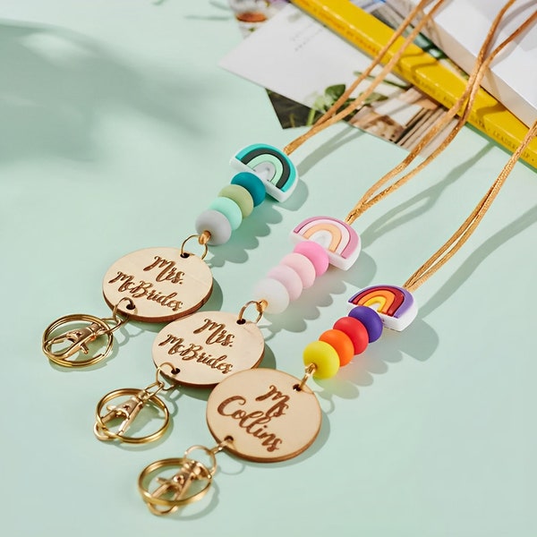 Badge de cordon arc-en-ciel bohème gravé avec nom personnalisé, cordon en bois personnalisé avec perles de silicium colorées, cadeau personnalisé pour enseignant