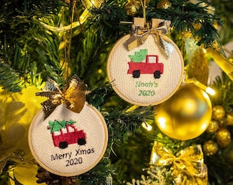 Benutzerdefinierter Name gestickte Weihnachtsbaum-hängende Verzierung, personalisierte Weihnachtsstickerei-Dekoration, beige Familienweihnachtsdekorationen