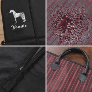 Puede incluir: Funda de ropa negra con un caballo bordado blanco y el nombre "Bonnie". La bolsa tiene cierre de cremallera y un estampado de rayas rojas y negras. La bolsa es resistente al agua.