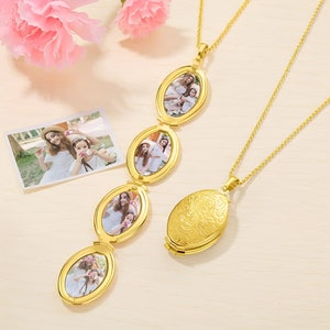 Op de afbeelding: Gouden ketting met een hanger met meerdere fotovakken. Het medaillon heeft vier ovale vakken, die elk een andere familiefoto laten zien. De ketting is delicaat en heeft een eenvoudig ontwerp.