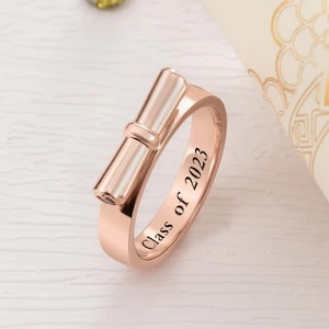 Anillo de graduación con pergamino y diploma grabado personalizado con piedra de nacimiento, anillo con nombre y piedra de nacimiento para graduación, joyería de graduación personalizada