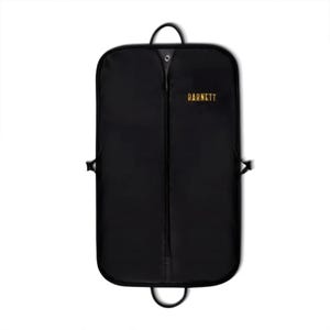Puede incluir: Funda de ropa negra con cremallera de largo completo, asa superior e inferior. La palabra "BARNETT" est&aacute; impresa en letras doradas en la parte delantera. La bolsa tiene forma rectangular con esquinas redondeadas y clips laterales.