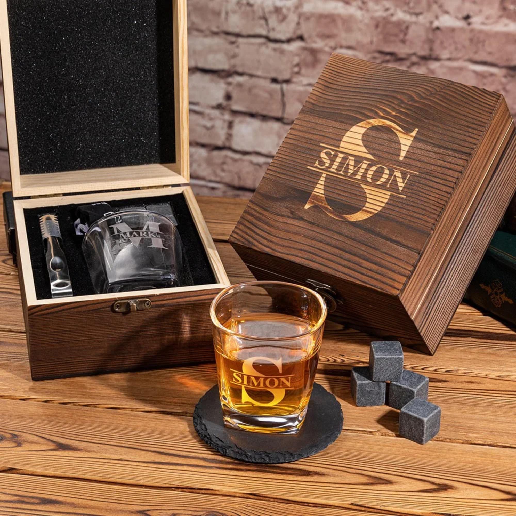 Personalisiertes graviertes Monogramm Whiskyglas-Set mit Steinen & Holzbox - Geschenk für Vater, Trauzeugen, Whisky-Liebhaber, Geburtstag, Hochzeit