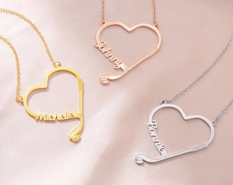 Collana a forma di cuore da hockey personalizzata con nome, bastone da hockey e ciondolo a forma di disco. Gioielli minimalisti a tema hockey per giocatori o allenatori.