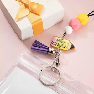 Benutzerdefinierte Name Bleistift Lehrer Schlüsselband mit durchsichtigem Ausweishalter, Lehrer Schlüsselband mit Bleistift + bunte Quaste, Geschenk zum Schulanfang