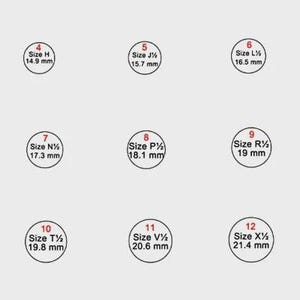 Puede incluir: Una tabla de tallas de anillos con nueve etiquetas circulares numeradas del 4 al 12. Cada etiqueta muestra una talla de anillo y su di&aacute;metro en mil&iacute;metros, que var&iacute;a de 14,9 mm a 21,4 mm.