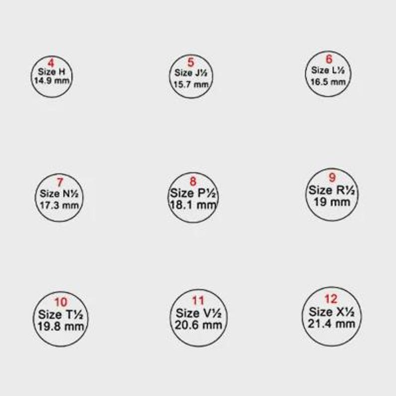 Puede incluir: Una tabla de tallas de anillos con nueve etiquetas circulares numeradas del 4 al 12. Cada etiqueta muestra una talla de anillo y su di&aacute;metro en mil&iacute;metros, que var&iacute;a de 14,9 mm a 21,4 mm.