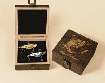 Bionic Fish Shape Metal Fishing Lures Set in Wooden Box with Engraved Text – Sea Tackle Gift for Dad Husband Fisherman Birthday