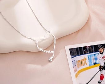 Collana a forma di cuore da hockey personalizzata con nome, bastone da hockey e ciondolo a forma di disco. Gioielli minimalisti a tema hockey per giocatori o allenatori.