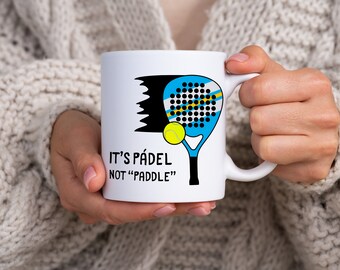 Taza de pádel con mensaje divertido, ideal para entrenadores de pádel españoles. Regalo original y divertido. Taza de cerámica de 325 ml (11 oz).