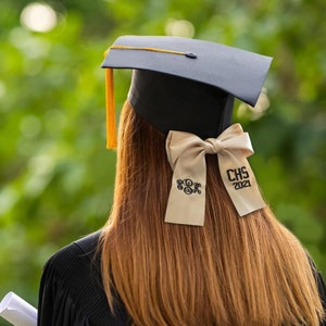 Graduation Bow with Custom Embroidered Monogram, Graduation Clip in Hair Bow with Personalized Embroidery, Graduation Gifts for Girls