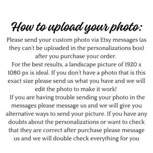K&ouml;nnte beinhalten: Wei&szlig;er Hintergrund mit schwarzem Text: "So laden Sie Ihr Foto hoch:" gefolgt von Anweisungen zum Senden von benutzerdefinierten Fotos &uuml;ber Etsy-Nachrichten nach dem Kauf. Die ideale Fotogr&ouml;&szlig;e wird ebenfalls erw&auml;hnt.