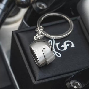 Porte-clés avec nom personnalisé pour casque de moto en acier inoxydable avec boîte-cadeau personnalisée, porte-clés de motard personnalisé, cadeau pour motard/papa
