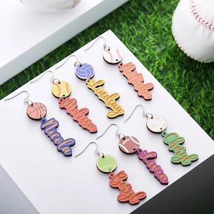 Pendientes deportivos de madera con nombre personalizado, pendientes personalizados para el día del juego, regalo para mamá deportista o fanática del deporte, pendientes para mamá del béisbol