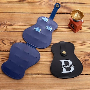 Porta púas de guitarra: estuche de piel sintética con nombre e inicial personalizados y púas de cielo estrellado, llavero de regalo para guitarristas.