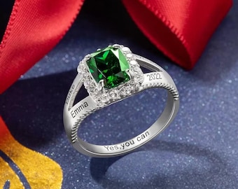 Anello di laurea personalizzato con nome e pietra portafortuna
