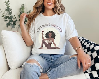 Camiseta gráfica para amantes del yoga y el vino, camiseta unisex 100 % algodón, camiseta con ilustraciones de fitness, divertida camiseta personalizada para amantes del yoga y el vino