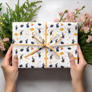 Rotolo di carta da regalo per la laurea, carta da regalo per la festa di laurea, articoli ecologici per feste di laurea, carta regalo per la laurea, design per cappelli e diplomi