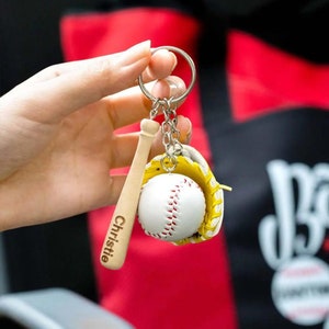 Personalisierte Mini Baseball & Bat Keychain, gravierte Namen Geschenk für Baseball-Liebhaber, Trainer, Fans Baseball Handschuh, Fledermaus, Schlüssel Anhänger