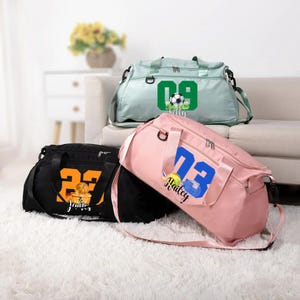 Bolsa de ginástica personalizada com nome e número - Bolsa de viagem à prova d&#39;água para o fim de semana - Bolsa esportiva para beisebol, tênis, futebol, vôlei, basquete, futebol e softball