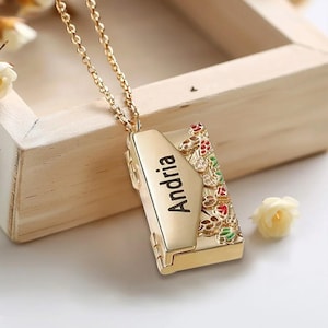 Collar con mensaje oculto grabado personalizado, collar con medallón de esmalte con mensaje secreto, collar con carta de amor con flores de colores