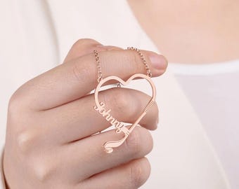Collana a forma di cuore da hockey personalizzata con nome, bastone da hockey e ciondolo a forma di disco. Gioielli minimalisti a tema hockey per giocatori o allenatori.