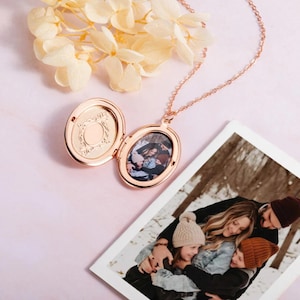 Personalized Engraved Birth Flower Oval Locket Necklace - Photo Gift for Mom, Her, Family - Birthday/Anniversary/Mother&#39;s Day Necklace