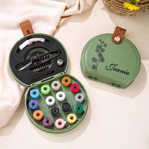 Mini kit de costura personalizado con nombre y flor de nacimiento, regalo para abuelas, mamás, modistas y costureras, juego de costura portátil personalizado.