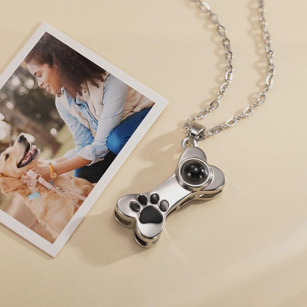 写真と名前入りカスタム犬骨プロジェクションネックレス、足跡