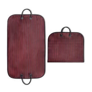 Puede incluir: Dos fundas de ropa burdeos con asas negras. Las bolsas tienen un patr&oacute;n de rayas verticales. Una bolsa es rectangular y la otra tiene una forma m&aacute;s peque&ntilde;a y redondeada.