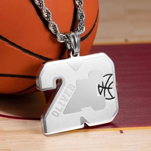 Benutzerdefinierte Basketball Nummer + Name Halskette aus Edelstahl, Basketball Spieler Halskette mit individueller Gravur, Basketball Spieler Geschenk